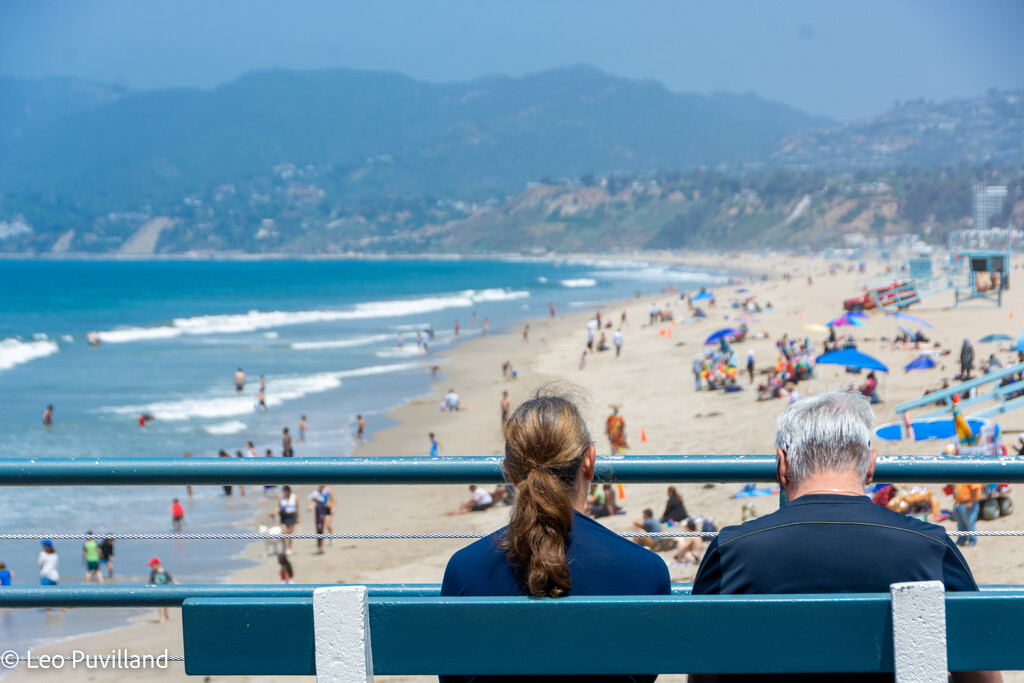 Watching the Beach by leopuv