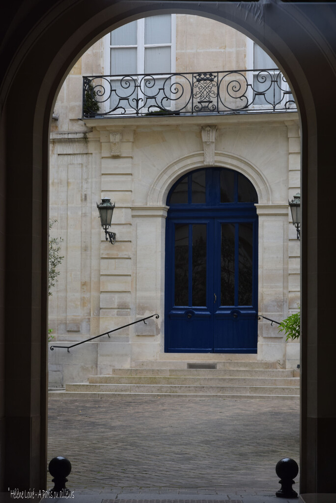 behind the door by parisouailleurs