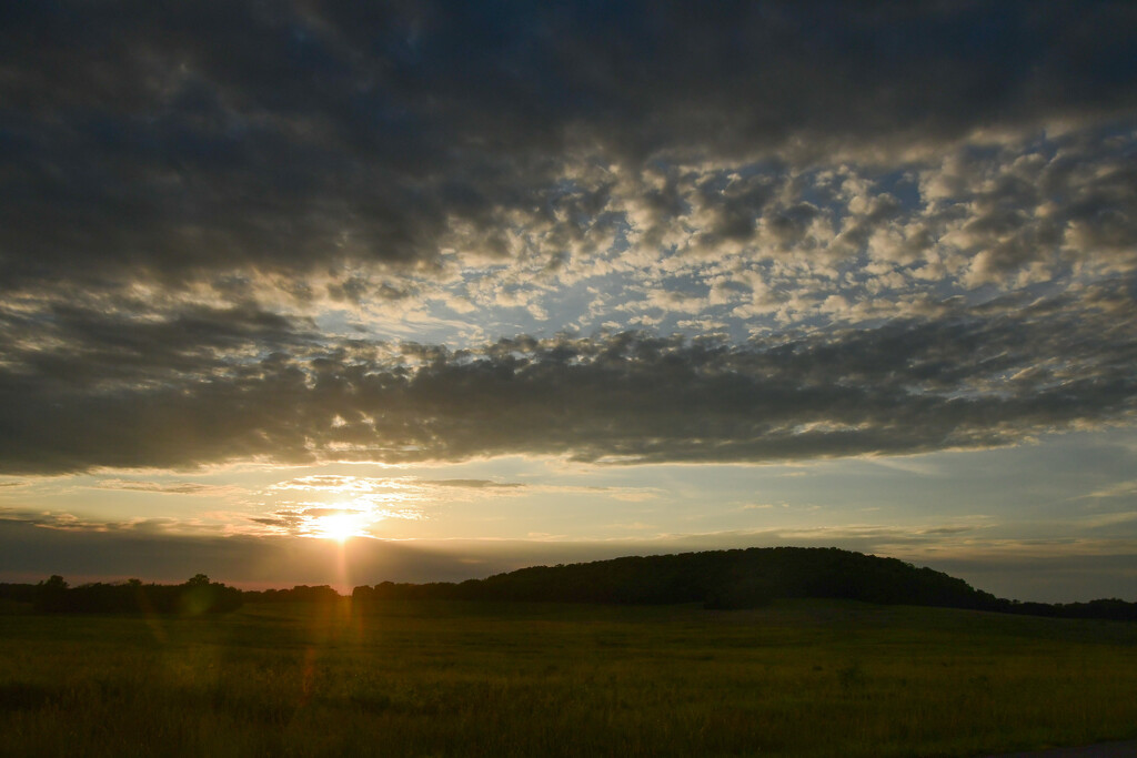 Sun Behind the Hill by kareenking