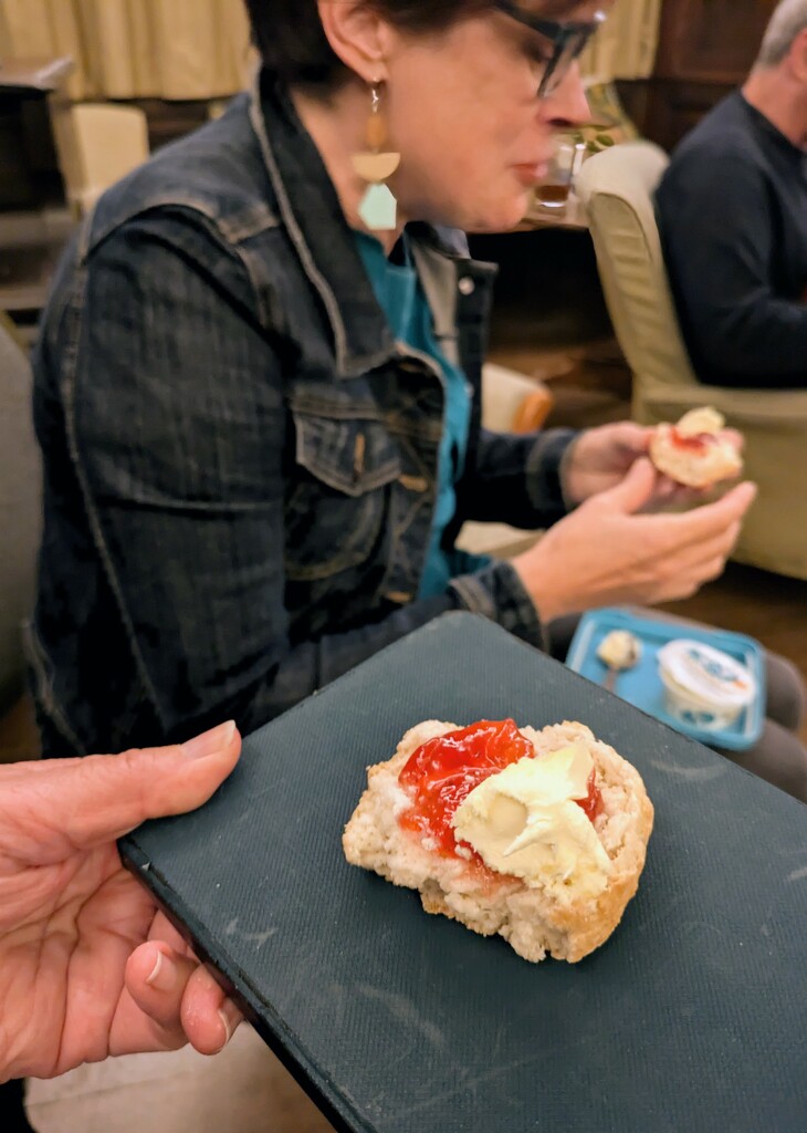 Late night scone  by boxplayer