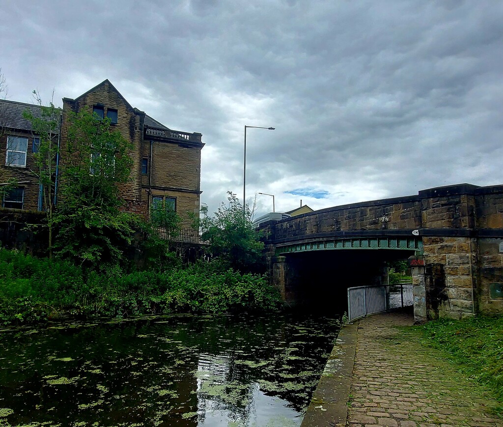 Leeds - Liverpool Canal  by antmcg69