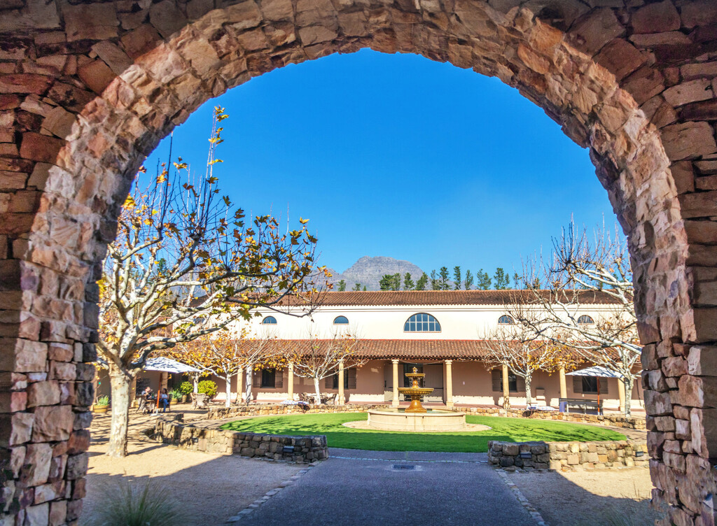 A first glimpse of the courtyard by ludwigsdiana