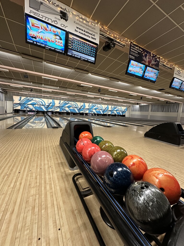 Bowling before our flight 🥰 by selenaiacob