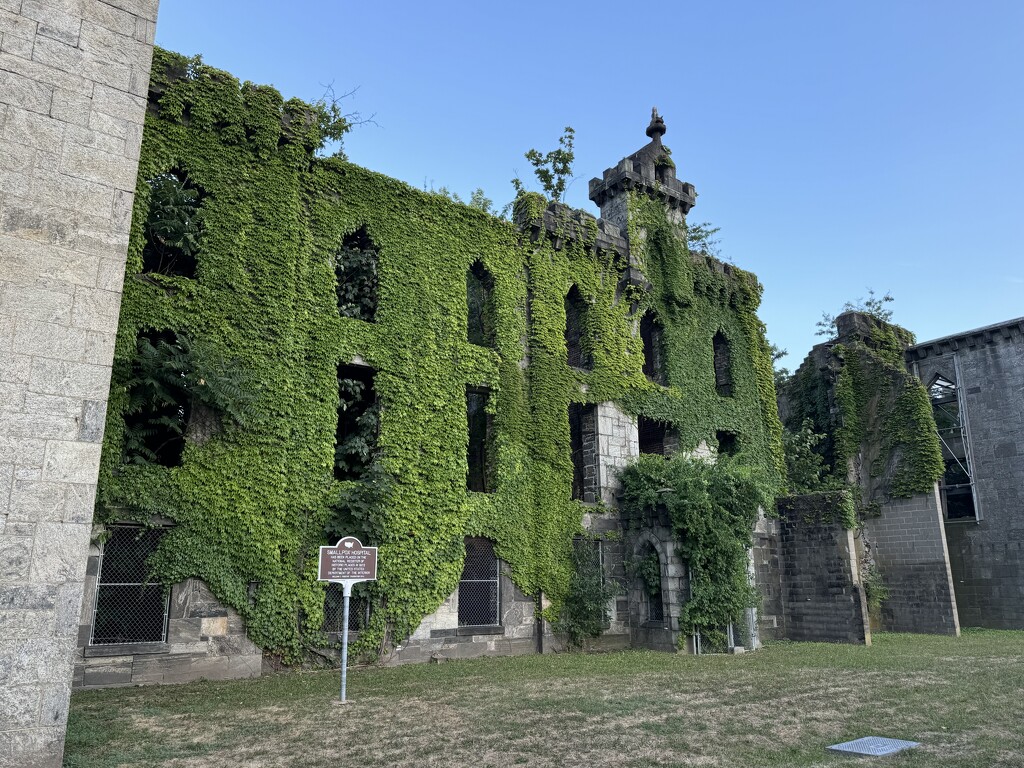 Abandoned Smallpox Hospital, Roosevelt Island by blackmutts