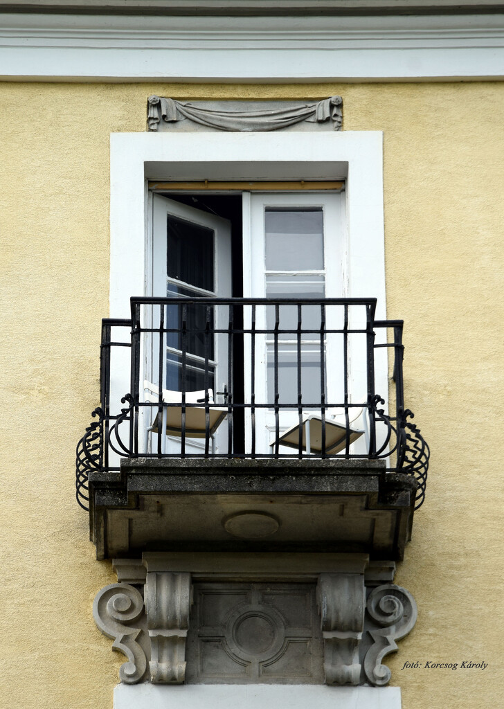 An abandoned balcony by kork