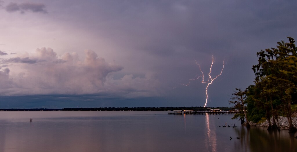 Lightning on the North Side of the Pier! by rickster549