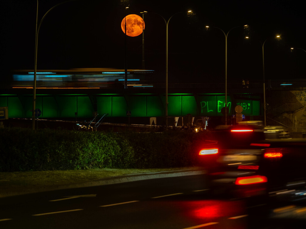 Full moon in the city by haskar