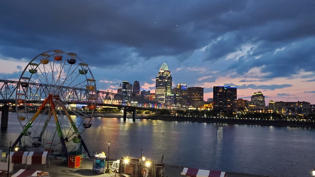 Cincinnati from Newport  by alophoto