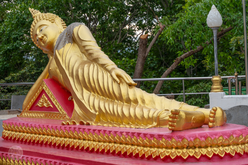 Reclining Buddha by lumpiniman