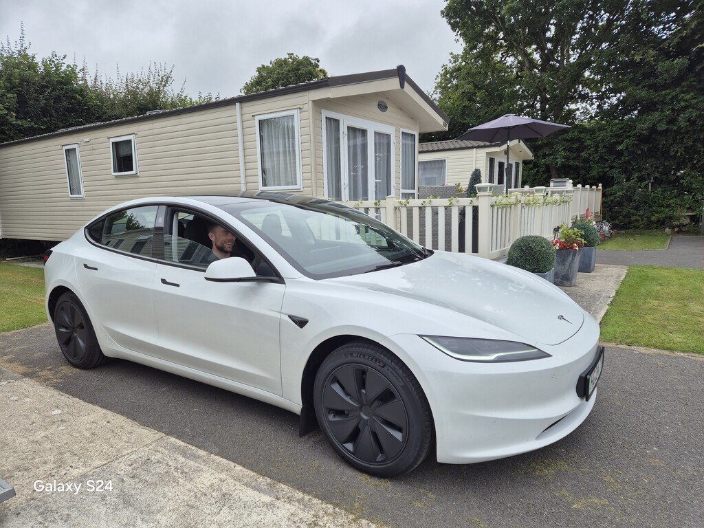 Eliot and his bew Tesla! by happyteg