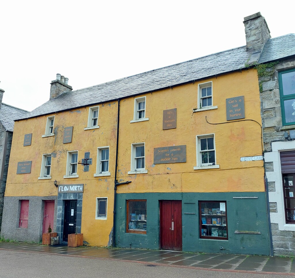 A colourful building in Thurso  by samcat