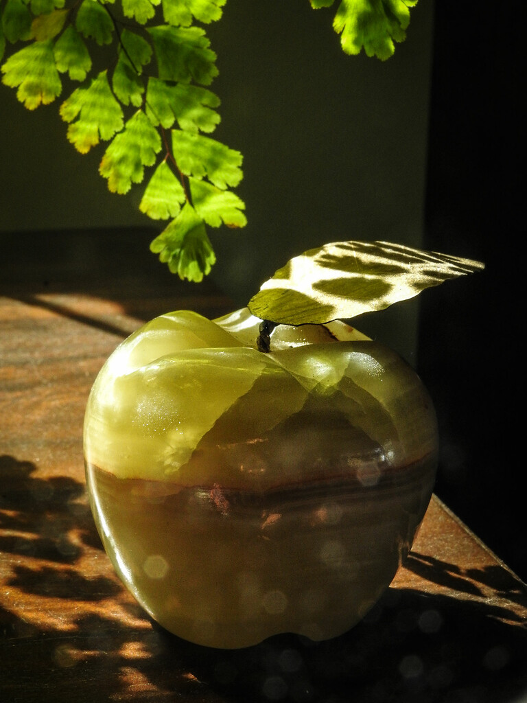 Stilllife: Marble apple. by jeneurell