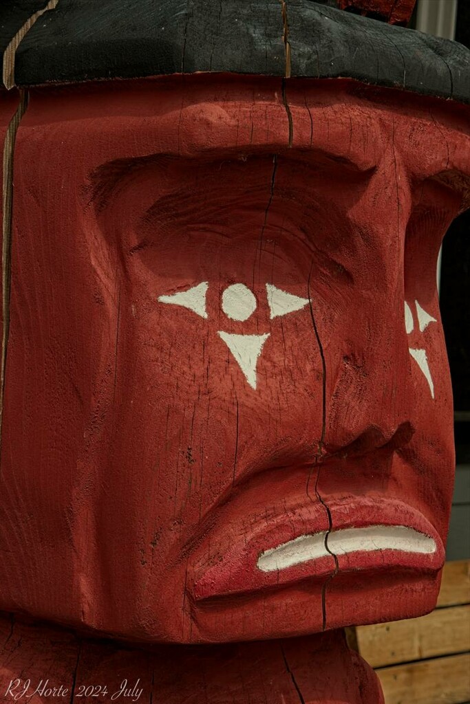 Mask on Totem by horter