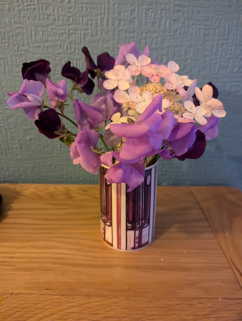 Sweet peas and hydrangea blossom  by sarah19