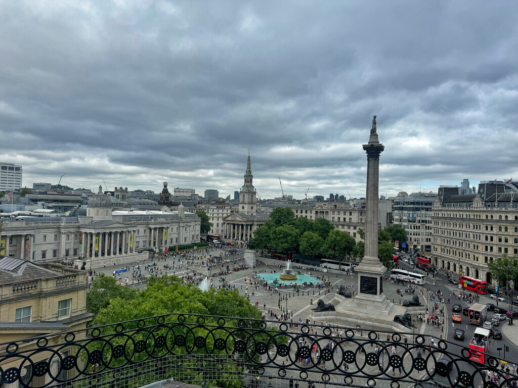 Vue on Trafalgar square.  by cocobella