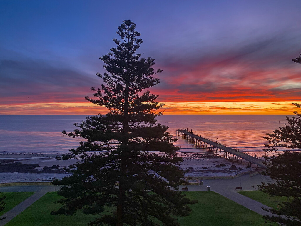 Glenelg Jetty by briaan