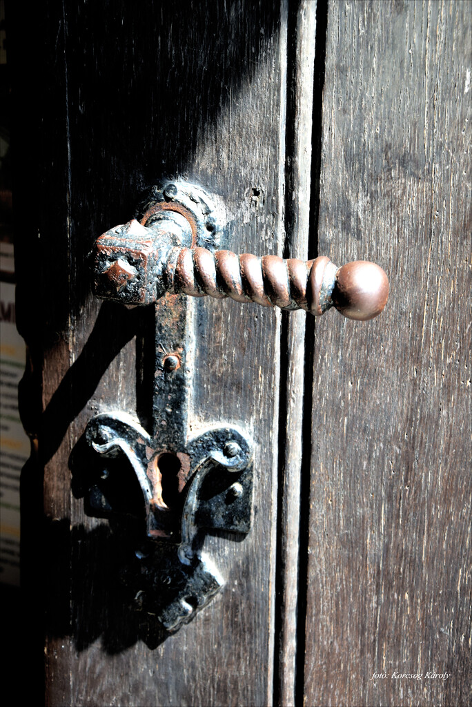 An old doorknob......... by kork