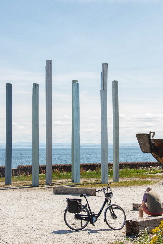 Pole sculpture in Dysart. by billdavidson