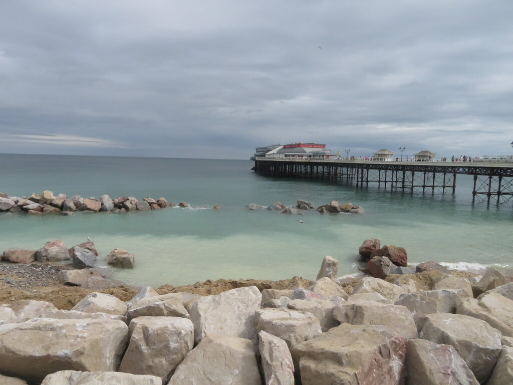 Cromer pier on the rocks! by felicityms