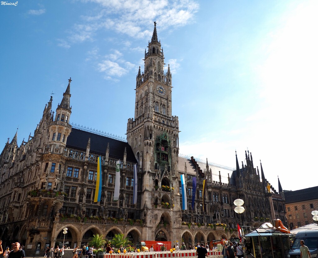 Marienplatz, Munich. The New Townhall. by monicac