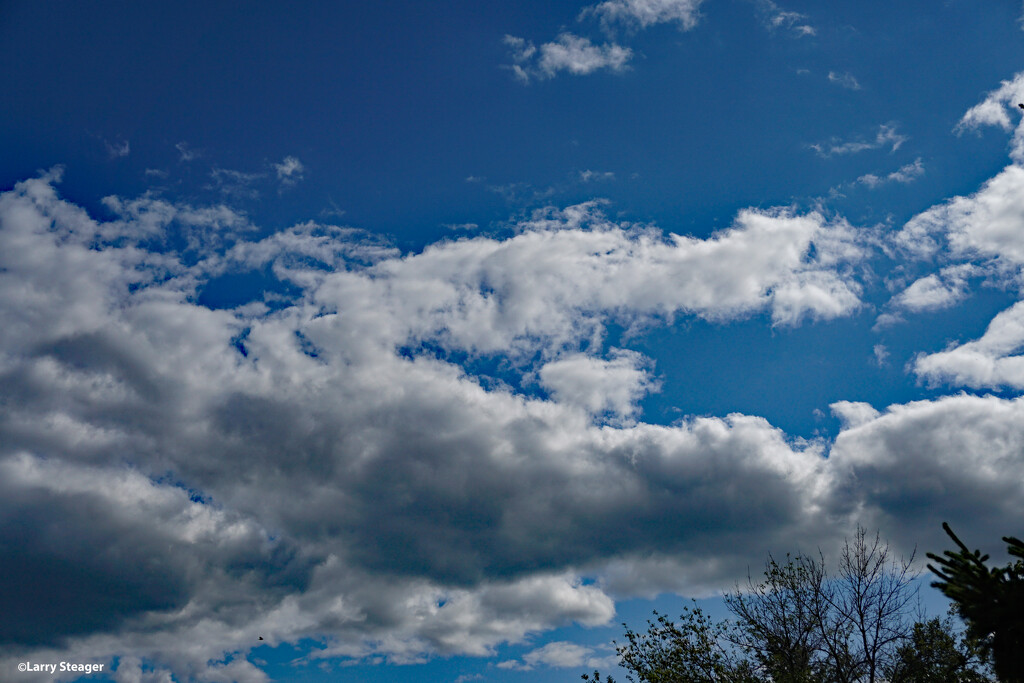 Lazy summer clouds by larrysphotos