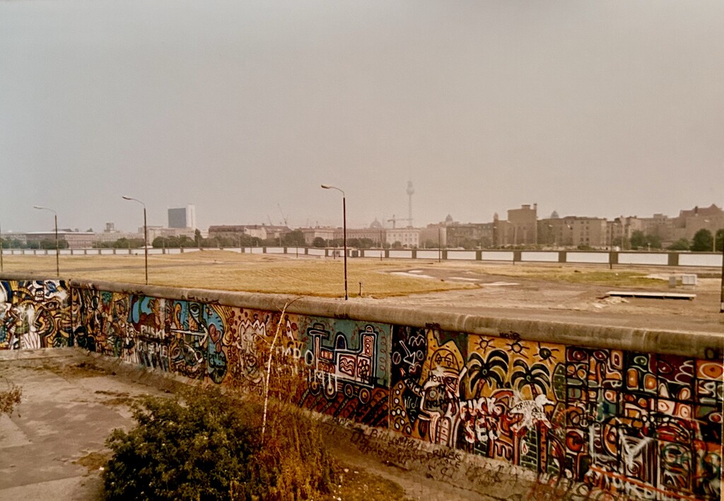 Die Mauer by carole_sandford