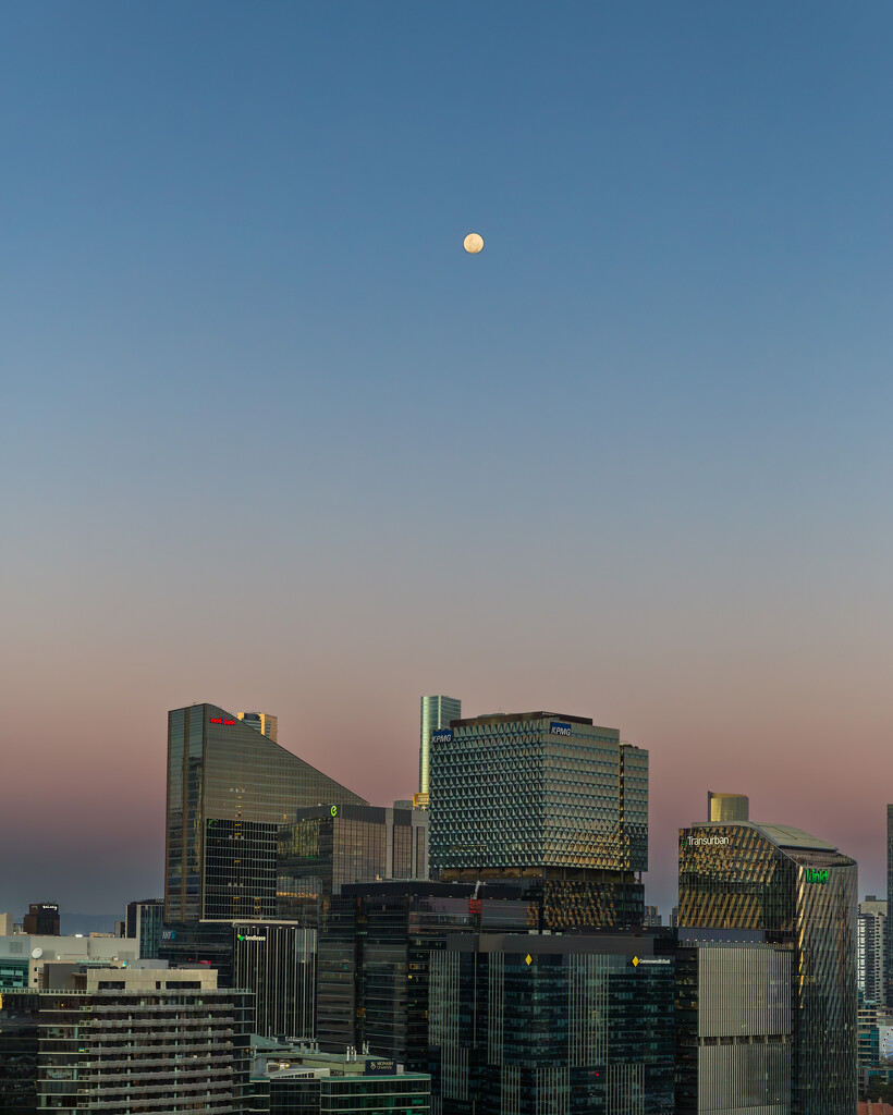 Moon over Melbourne by briaan