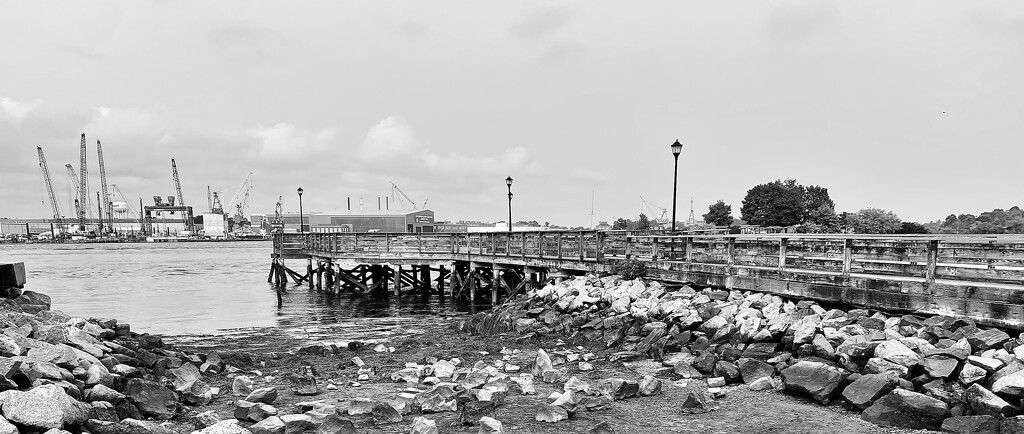 Portsmouth Pier by rickaubin