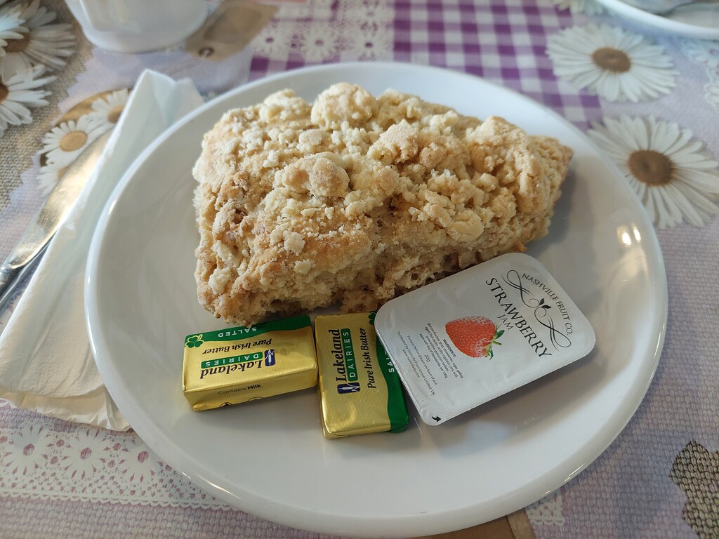 An apple crumble scone by samcat