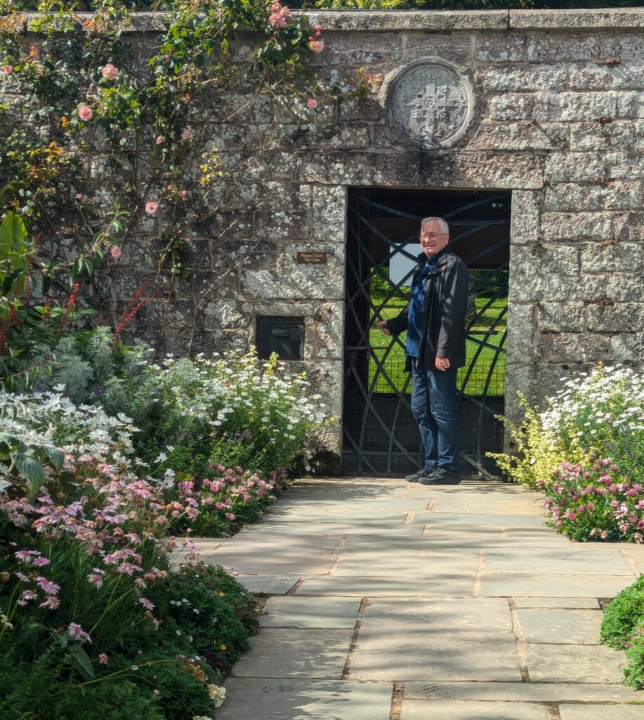 Gardener at the gate  by sarah19