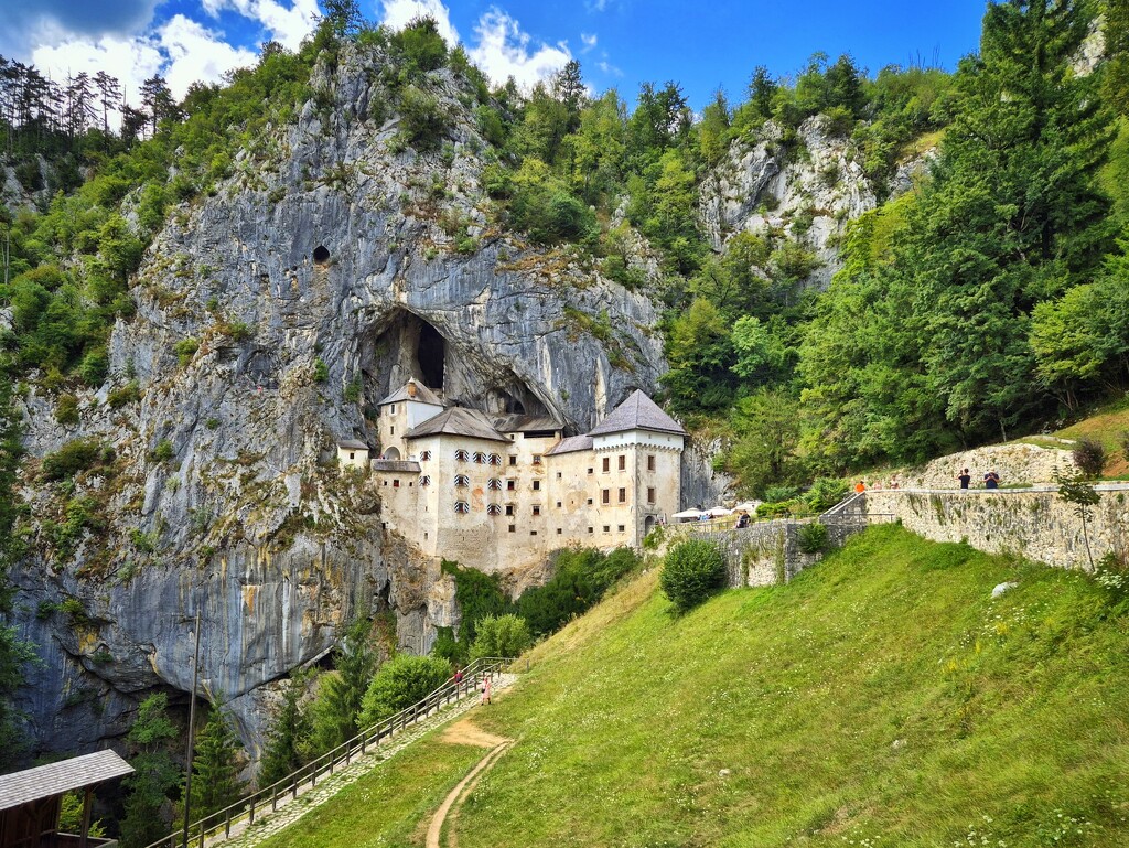 Predjama castle by lettevy