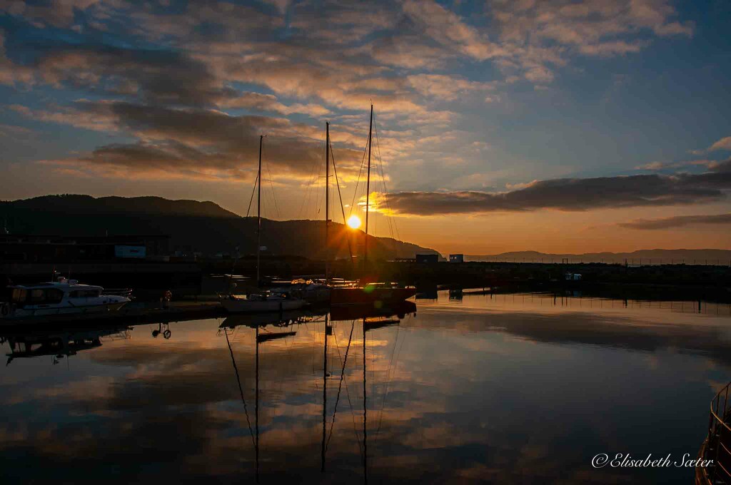 Sunset in Trondheim harbour by elisasaeter