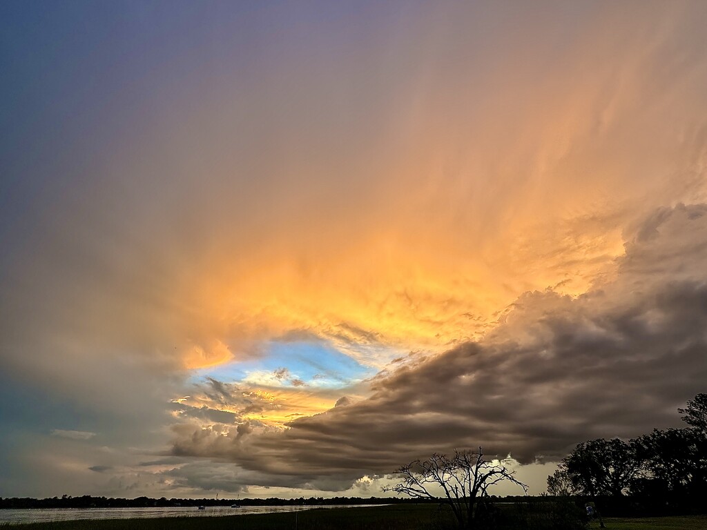 I came across this jaw-dropping sunset and cloud formation the other night at Brittlebank Park by congaree