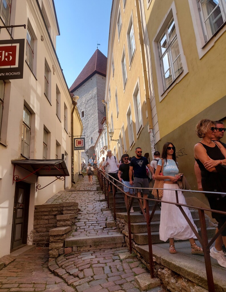 Narrow street by busylady