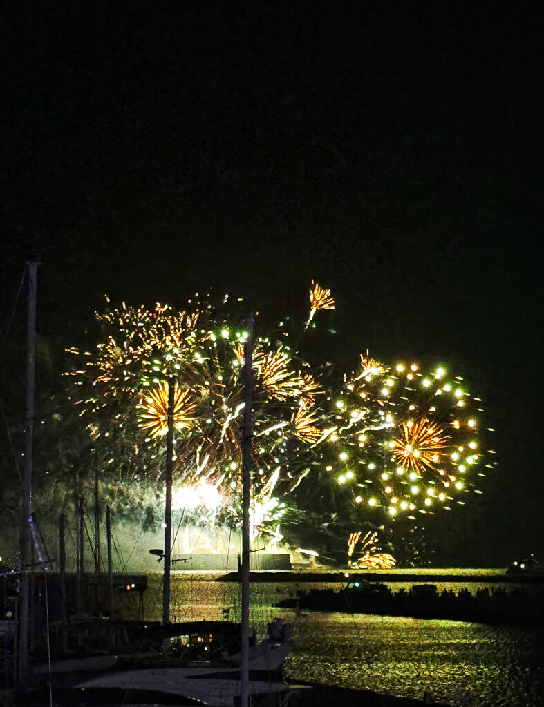 Green fireworks.  by cocobella