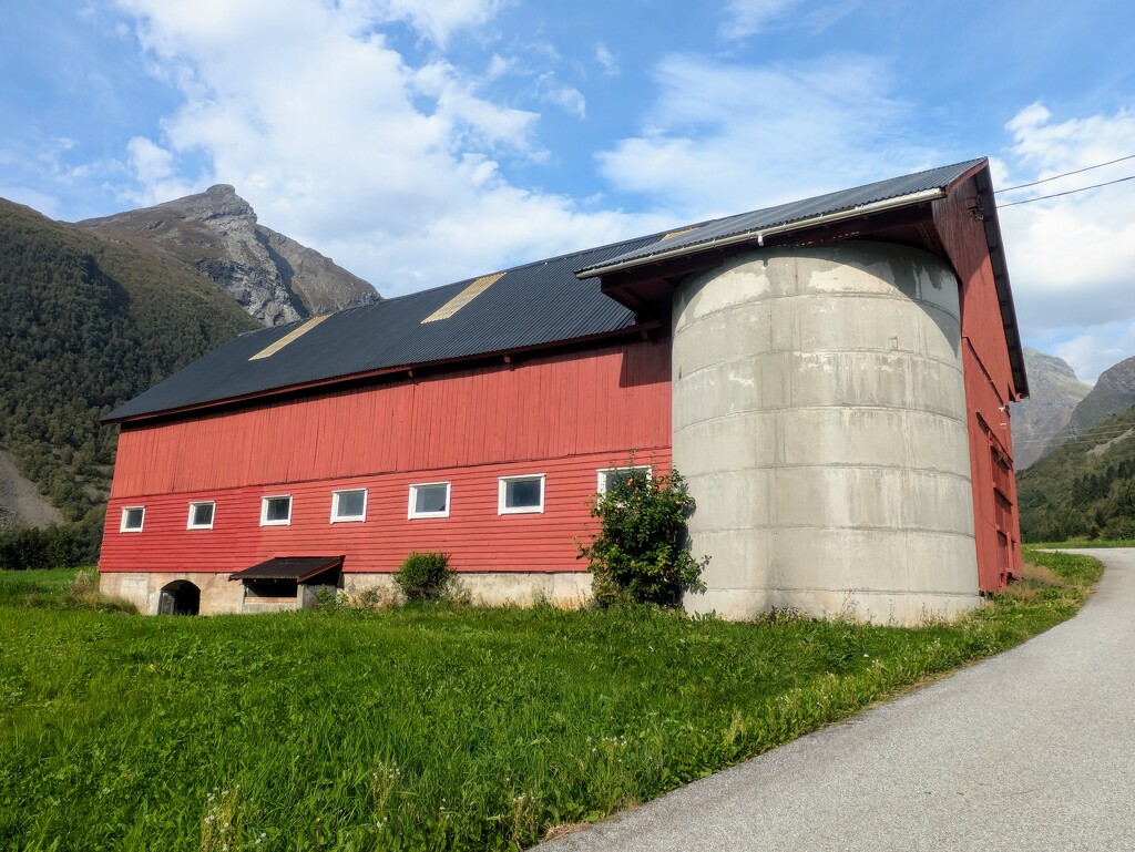 Norwegian farm building  by zilli