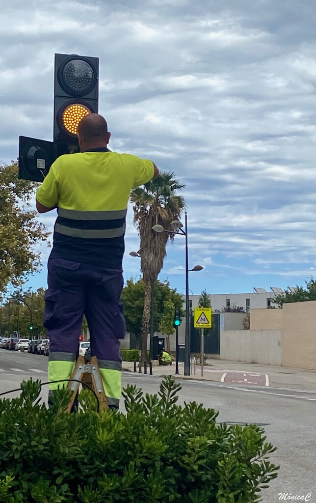 Repairing the traffic lights by monicac