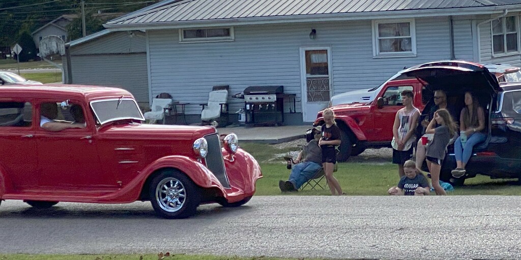 Watching the parade of old cars -- The Cruz-In by tunia