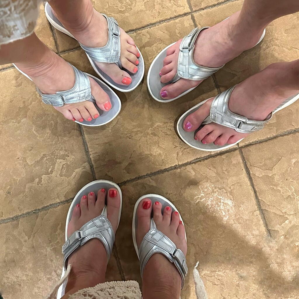 Matching flip flops 🩴  by wendystout