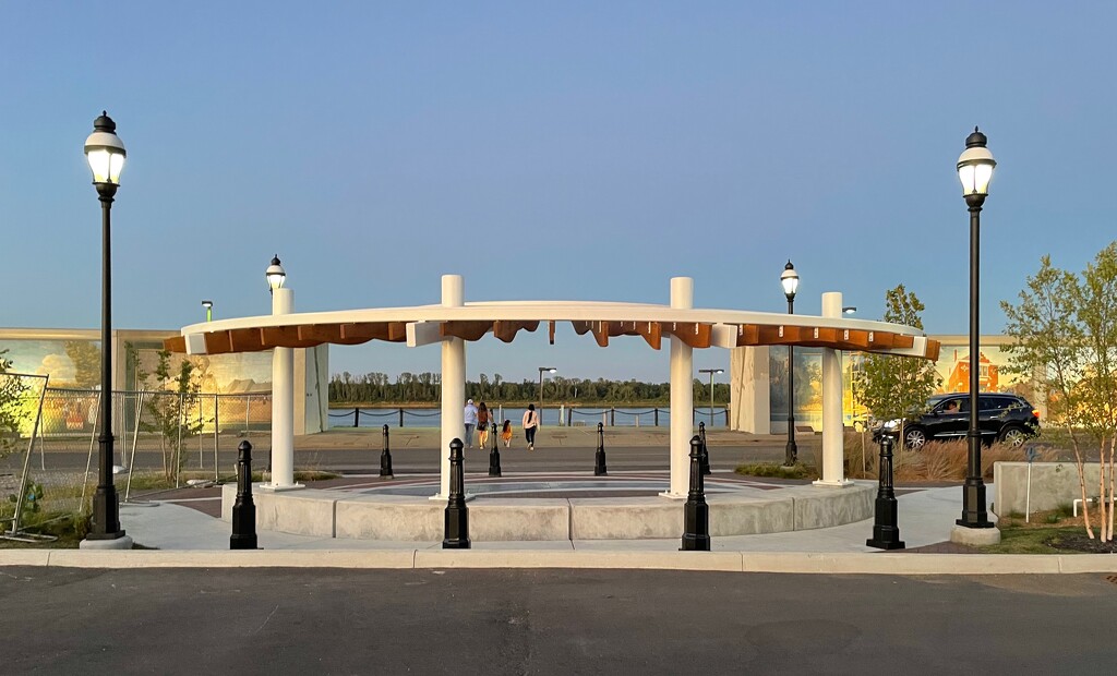 New structure at the riverfront in Paducah by margonaut