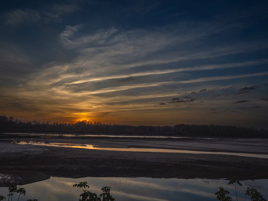 Sunset over the Vistula River by haskar