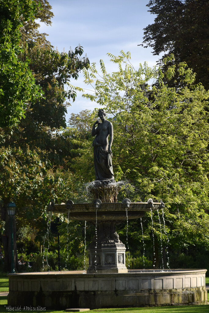 hidden fountain on the Champs Elysees by parisouailleurs