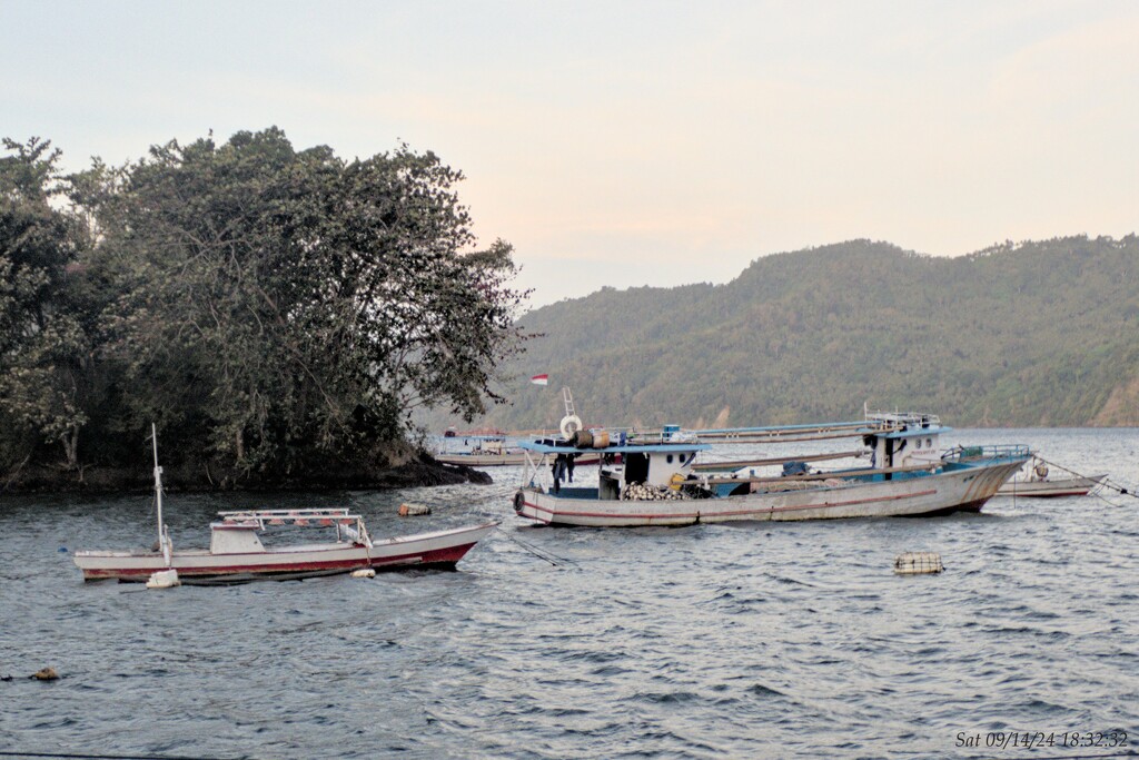 Off the coast of Lembeh Dive Resort by wh2021