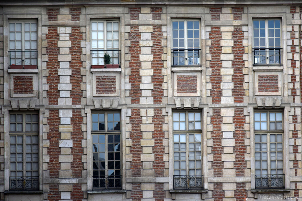 façade, place des Vosges by parisouailleurs