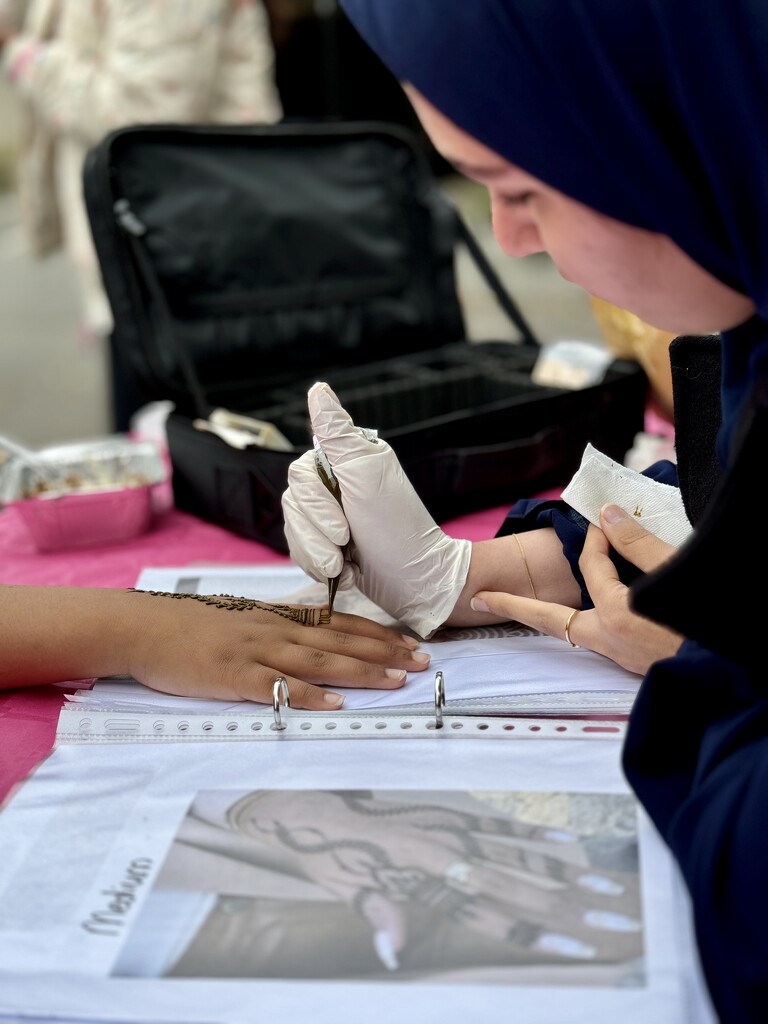 A very skilled henna artist by stimuloog