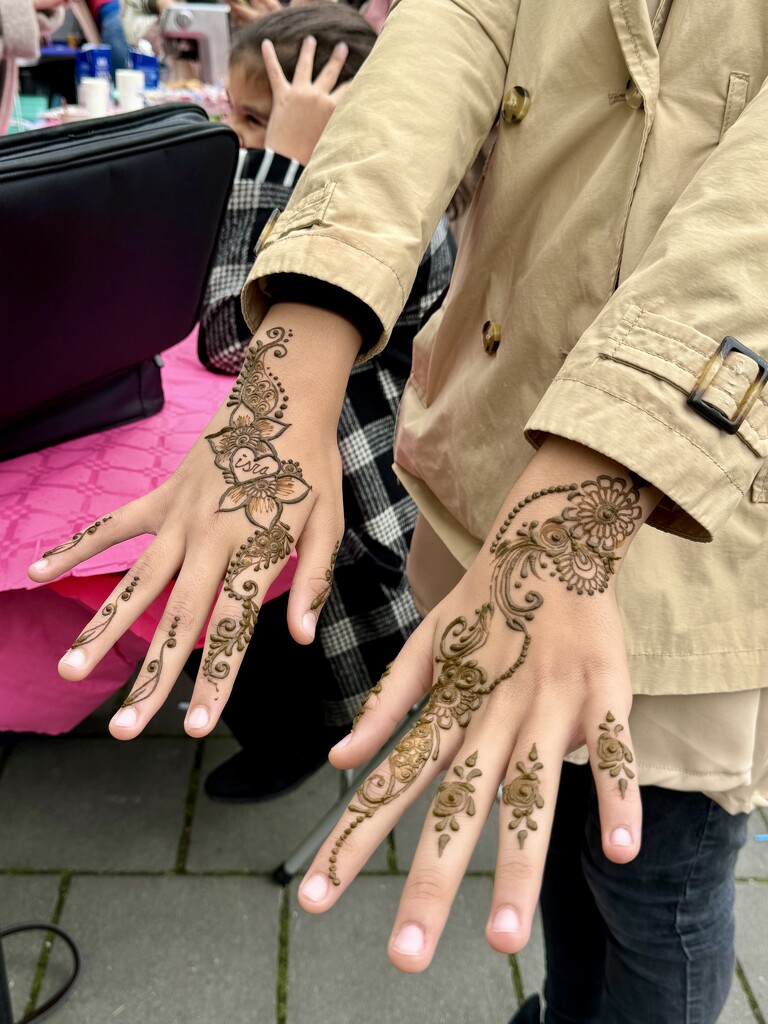 Freshly applied henna at a multi cultural neighbourhood party by stimuloog