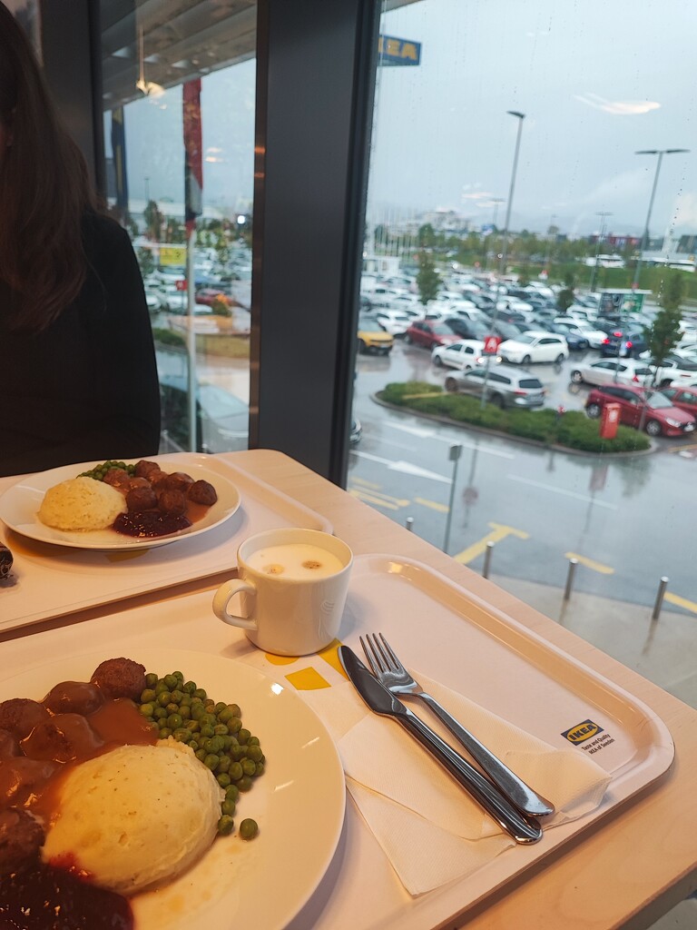 After a not so successful shopping trip, we went to Ikea for a meal. I had been dreaming about it the whole day before by nami