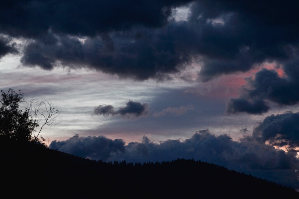 Threatening Morning Sky by bjywamer