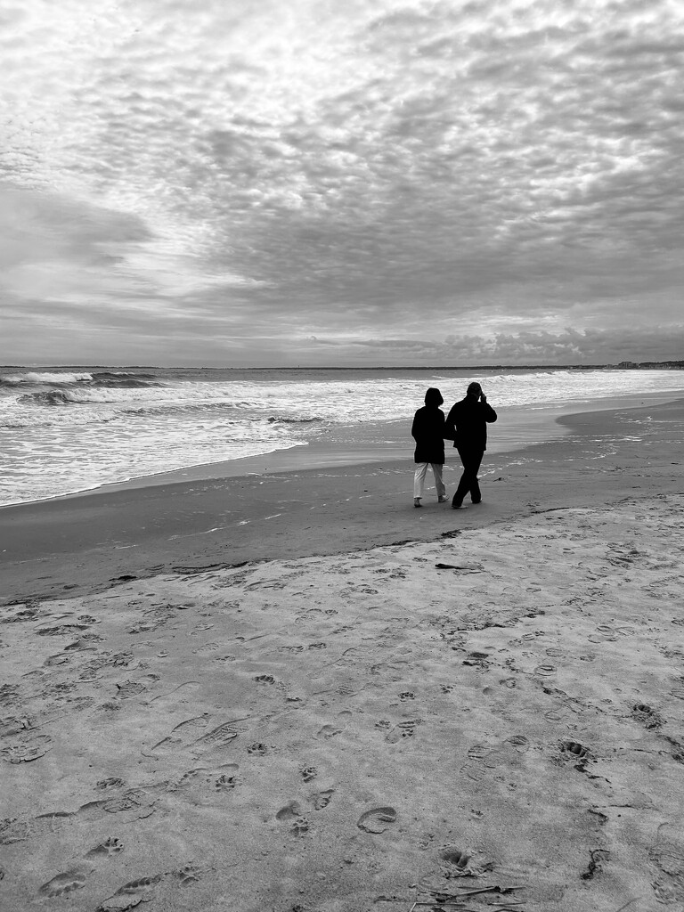 Walking in the sand by fperrault