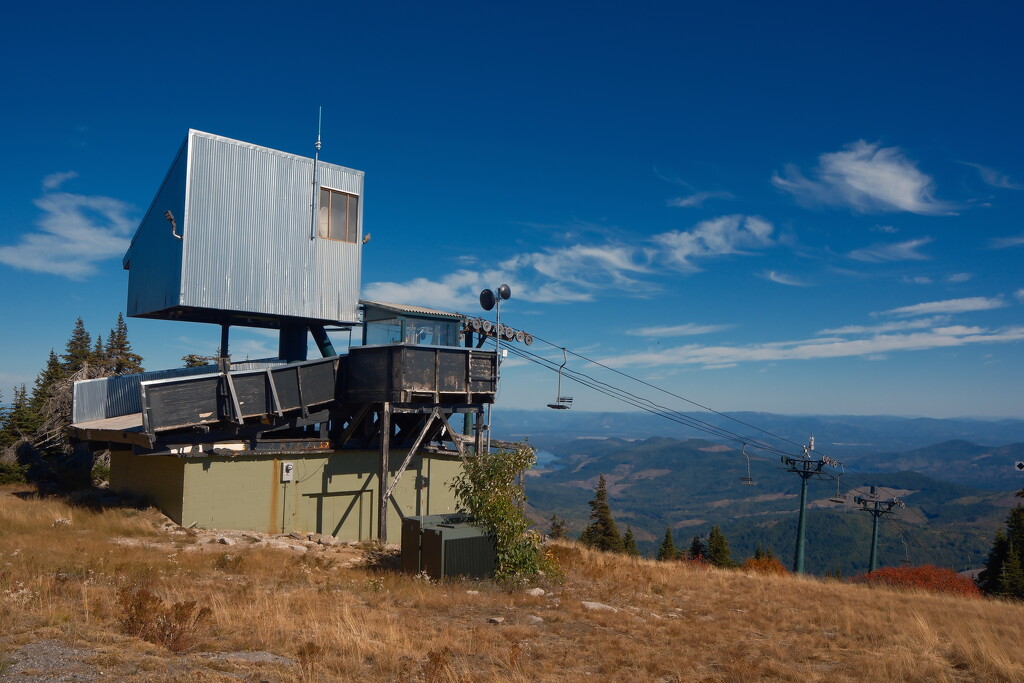 Old ski lift at the top of Mt Spokane  by josharp186